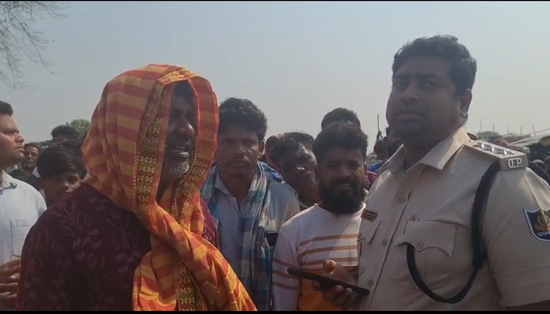 ବାଇକ୍ ଦୁର୍ଘଟଣା କୁ ନେଇ ସଂଘବଦ୍ଧ ଭାବରେ ଆକ୍ରମଣ ଜଣେ ମୃତ୍ୟୁ !!କ୍ଷତି ପୂରଣ ଦାବିରେ ମୃତ ଶରୀର ରଖି ରାସ୍ତାରୋକ୍